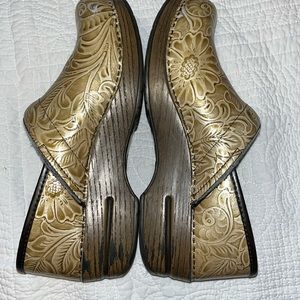 Size 39 leather printed Dansko clogs. Super comfortable.